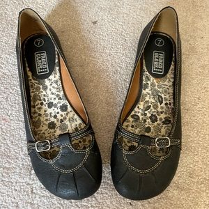Flat black Mary Jane, Sz 7.